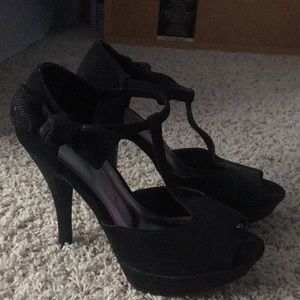 Adorable black heels size 7.5